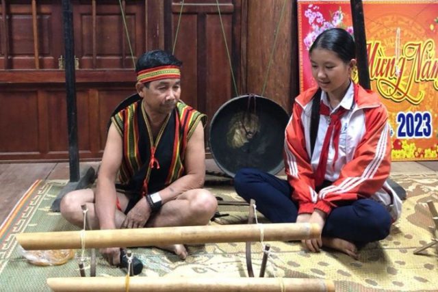 Nữ sinh phố núi 'số hóa' văn hóa người Brâu