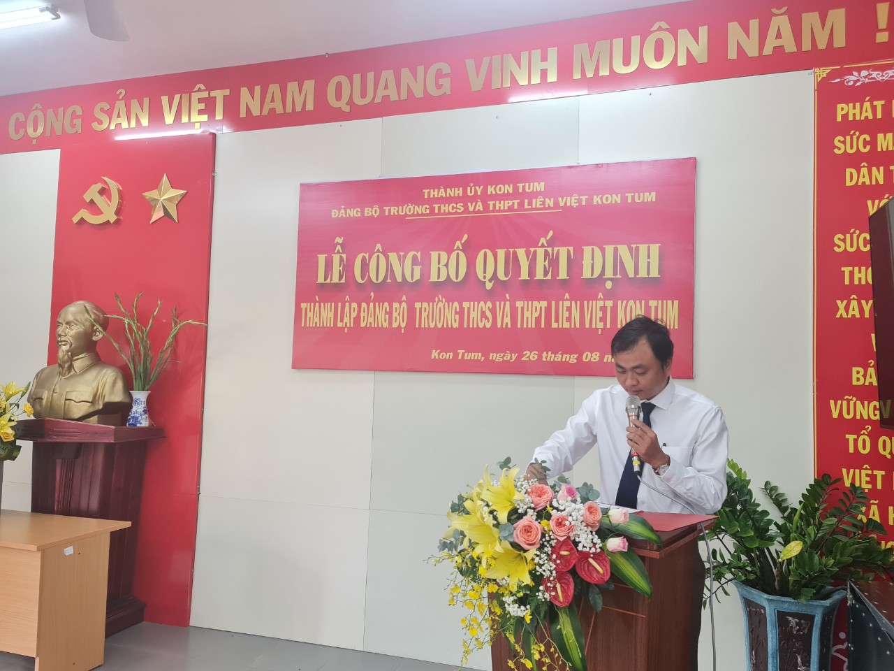 LỄ CÔNG BỐ QUYẾT ĐỊNH THÀNH LẬP ĐẢNG BỘ THCS VÀ THPT LIÊN VIỆT