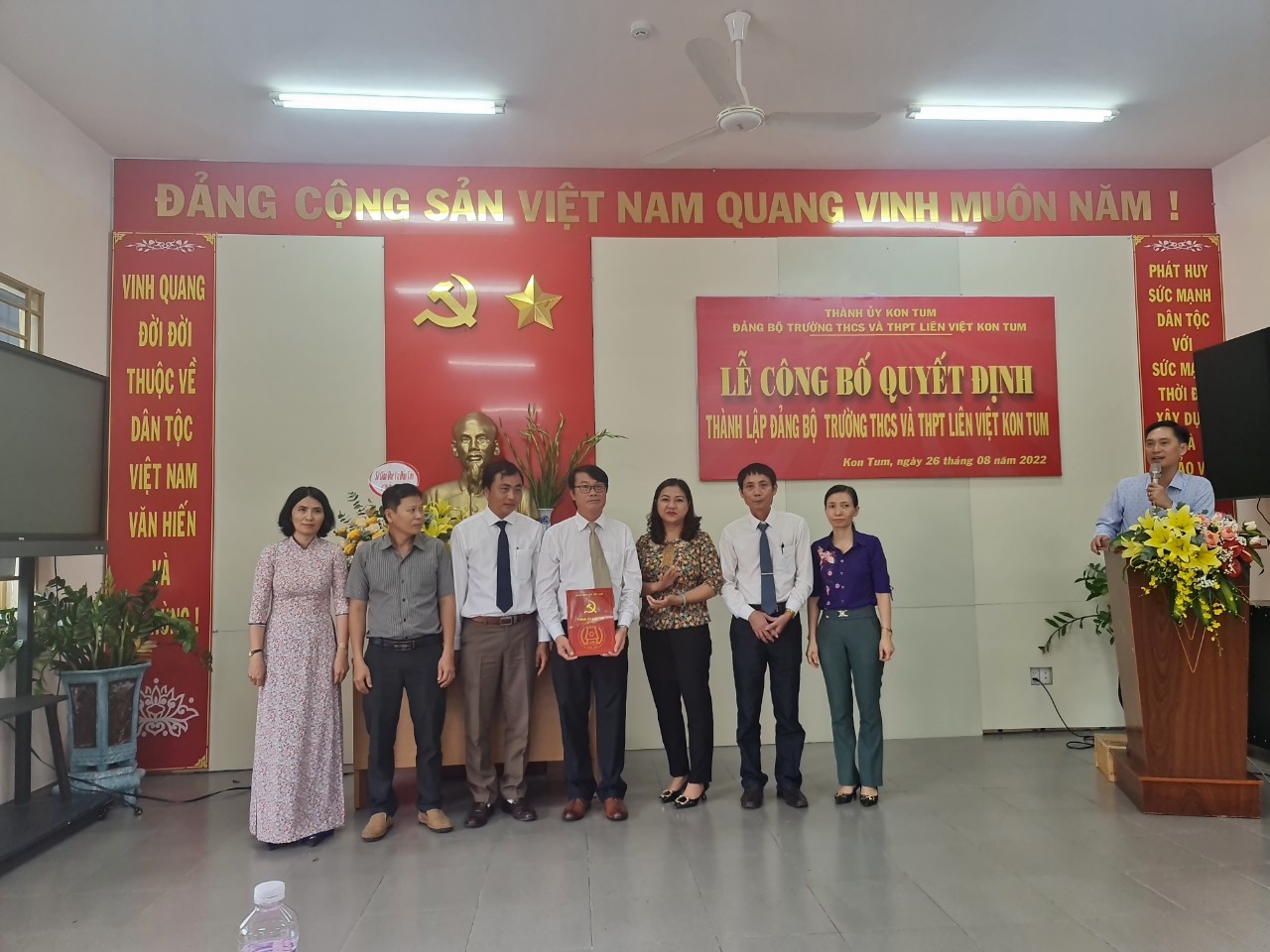 LỄ CÔNG BỐ QUYẾT ĐỊNH THÀNH LẬP ĐẢNG BỘ THCS VÀ THPT LIÊN VIỆT