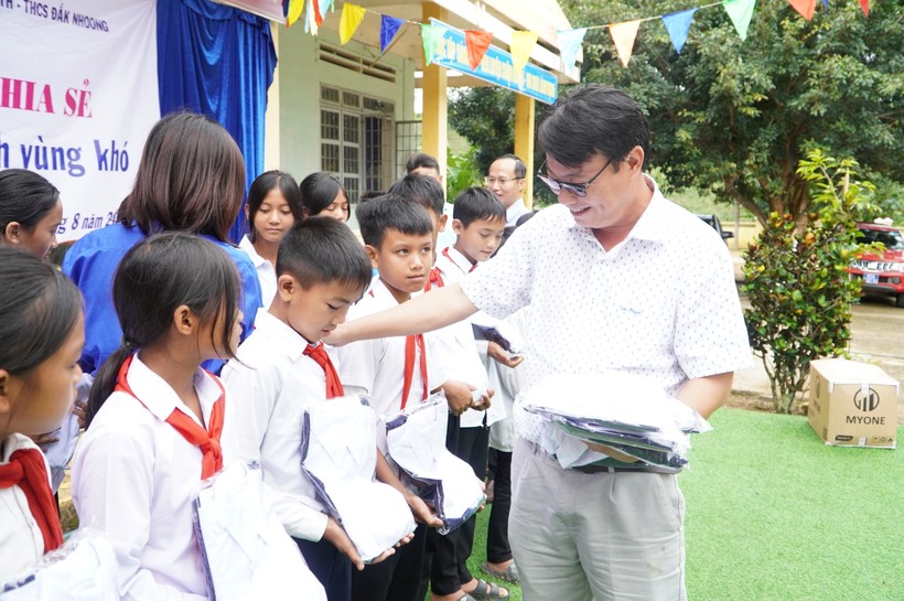 Mang áo mới đến học sinh vùng khó