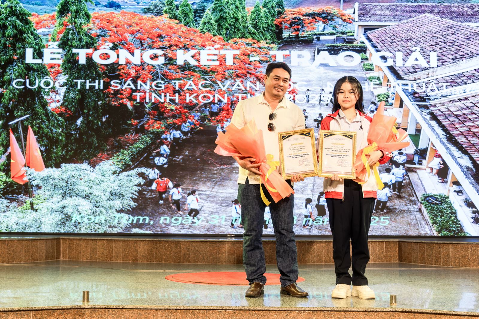 THẦY VÀ TRÒ TRƯỜNG THCS VÀ THPT LIÊN VIỆT KON TUM TỎA SÁNG TẠI CUỘC THI SÁNG TÁC VĂN HỌC NGHỆ THUẬT TỈNH KON TUM 2025