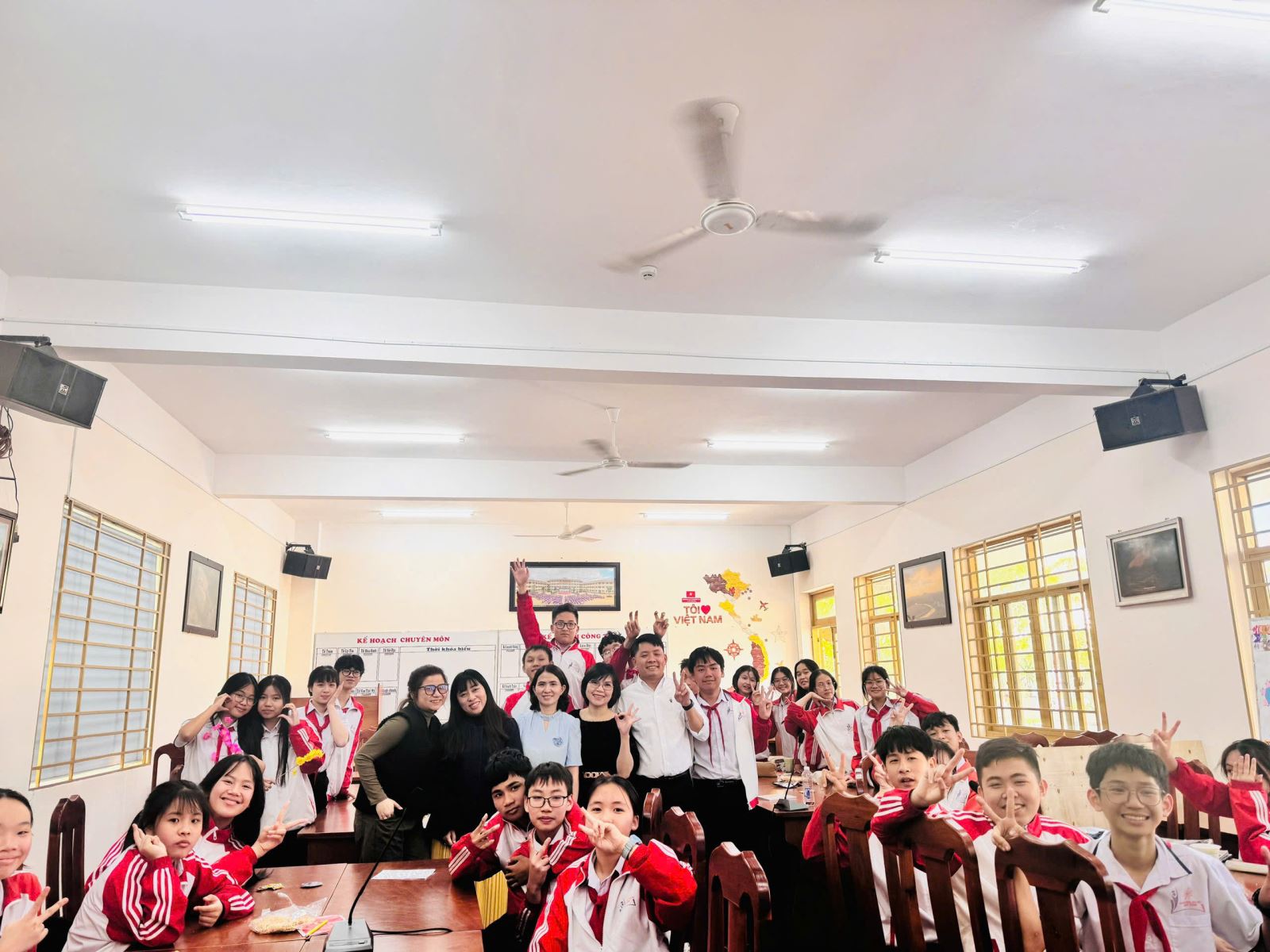 TIẾT HỌC KHÔNG BIÊN GIỚI: KẾT NỐI GIAO LƯU VĂN HÓA GIỮA HỌC SINH TRƯỜNG THCS VÀ THPT LIÊN VIỆT KON TUM VÀ CÁC TRƯỜNG QUỐC TẾ