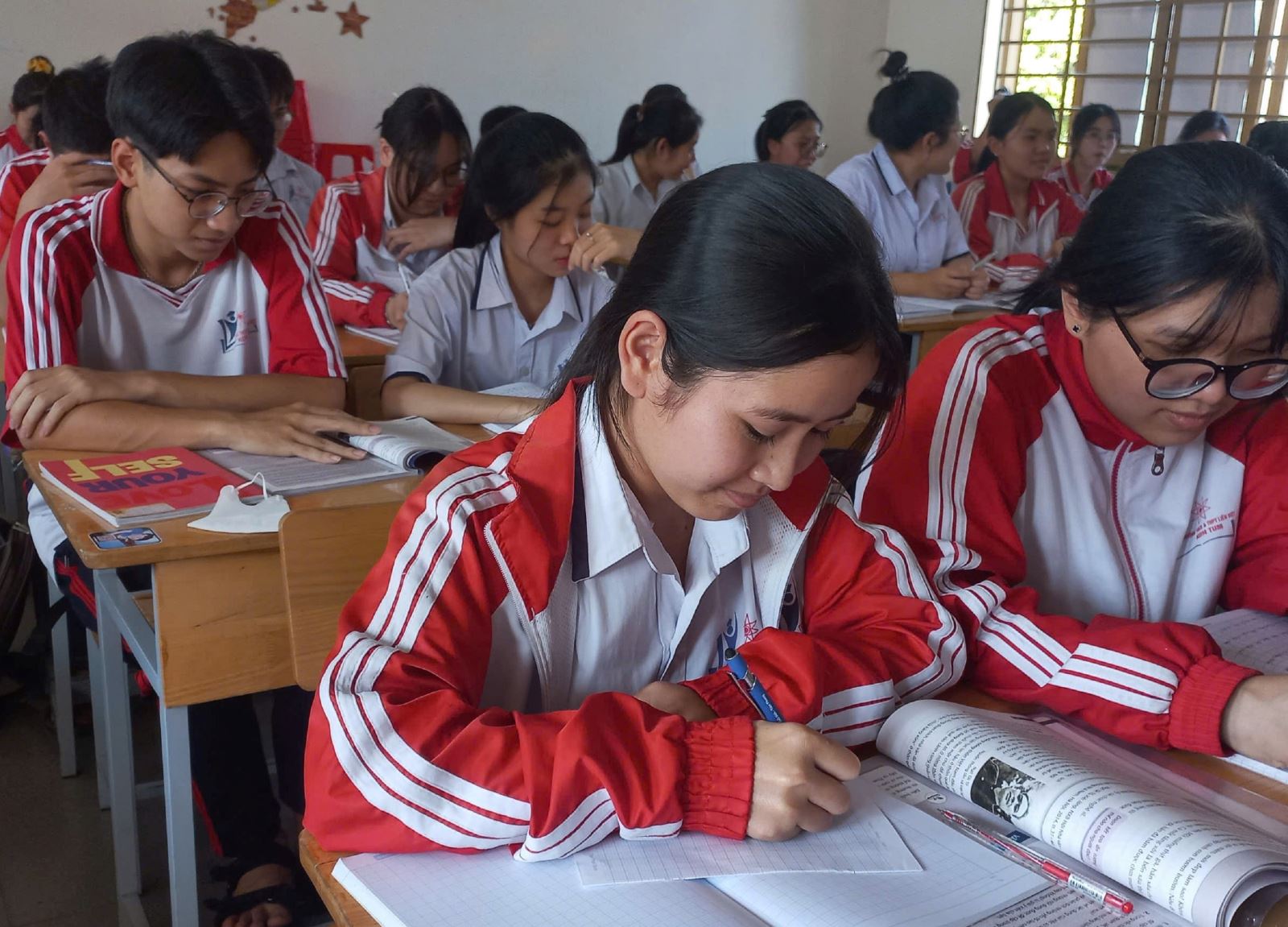 CÔ BÉ MỒ CÔI VỚI ƯỚC MƠ LÀM CÔ GIÁO