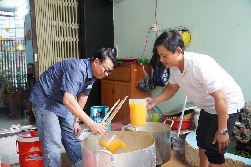 Thầy trò nấu cháo cho bệnh nhân nghèo